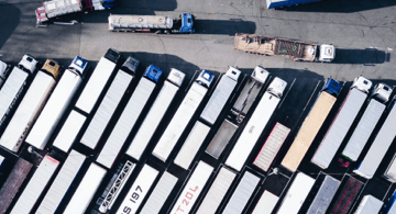 caminhões e reboques em um estacionamento